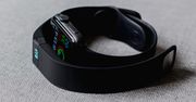 Opaska sportowa a smartwatch: różnice. Podpowiadamy, co dla kogo