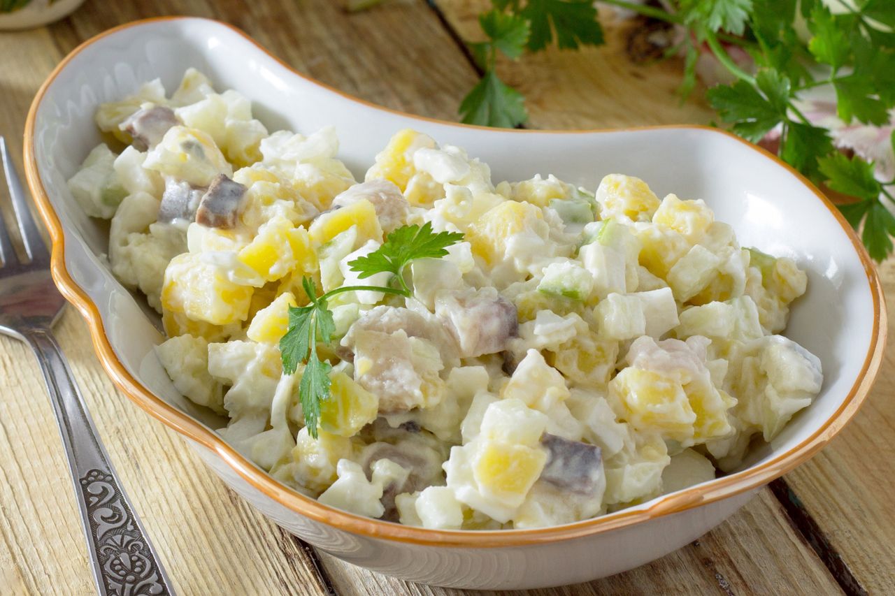 Już nie tylko w śmietanie czy occie. Popularną rybkę dodaję do sałatki