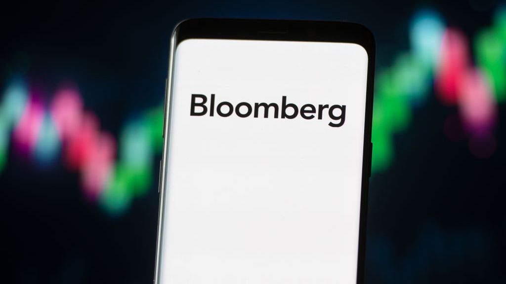 Na zdjęciu logo Bloomberga na telefonie