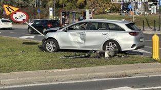 Warszawa: Zniszczona infrastruktura po kolizji. Kierowcy usłyszeli na 112 “napiszcie sobie oświadczenie bo policja nie przyjedzie”