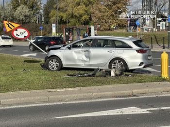 Warszawa: Zniszczona infrastruktura po kolizji. Kierowcy usłyszeli na 112 “napiszcie sobie oświadczenie bo policja nie przyjedzie”