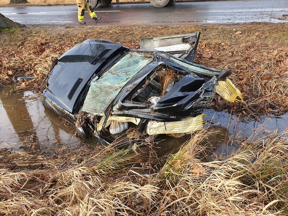 Wypadek. Mercedes rozpadł się na pół. Kierowca leżał 30 metrów od wraku