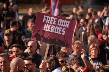 10. dzień protestów w Kosowie. Bronią skazanych za zbrodnie wojenne