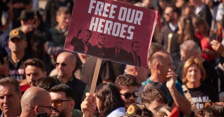 10. dzień protestów w Kosowie. Bronią skazanych za zbrodnie wojenne