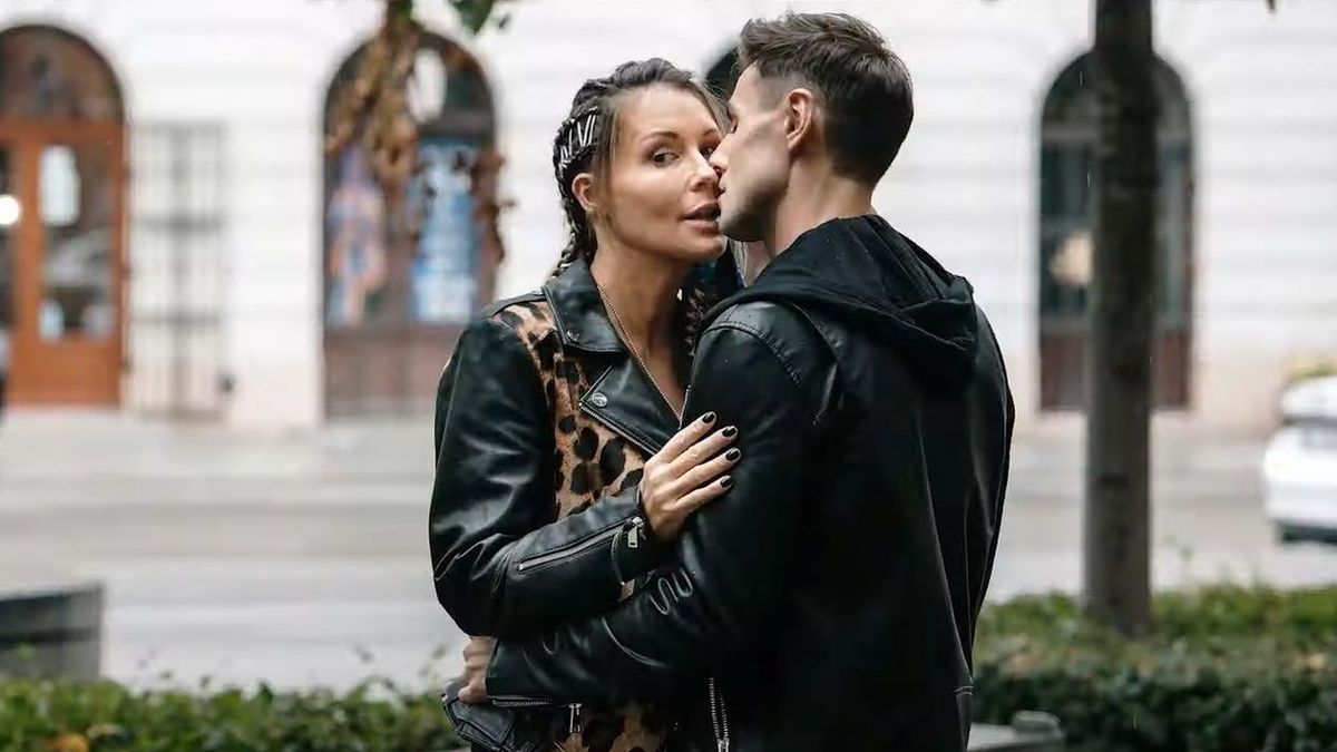 Małgorzata Rozenek w objęciach Wojtka Sikory na planie filmu "Miłość, sex & pandemia"