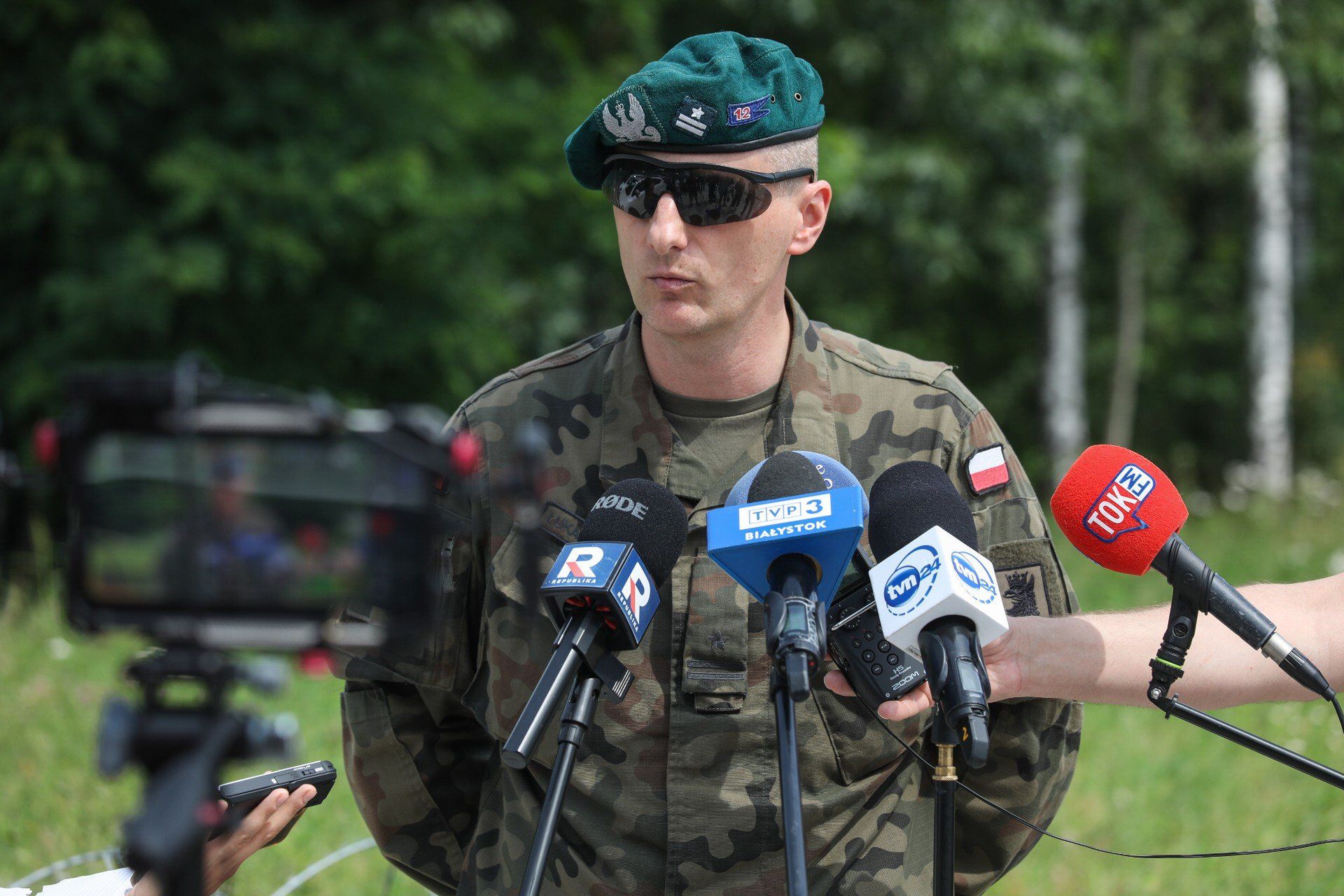 Szef sekcji prasowej Zgrupowania Zadaniowego Podlasie, major Błażej Łukaszewski podczas oświadczenia dla mediów w miejscowości Karakule