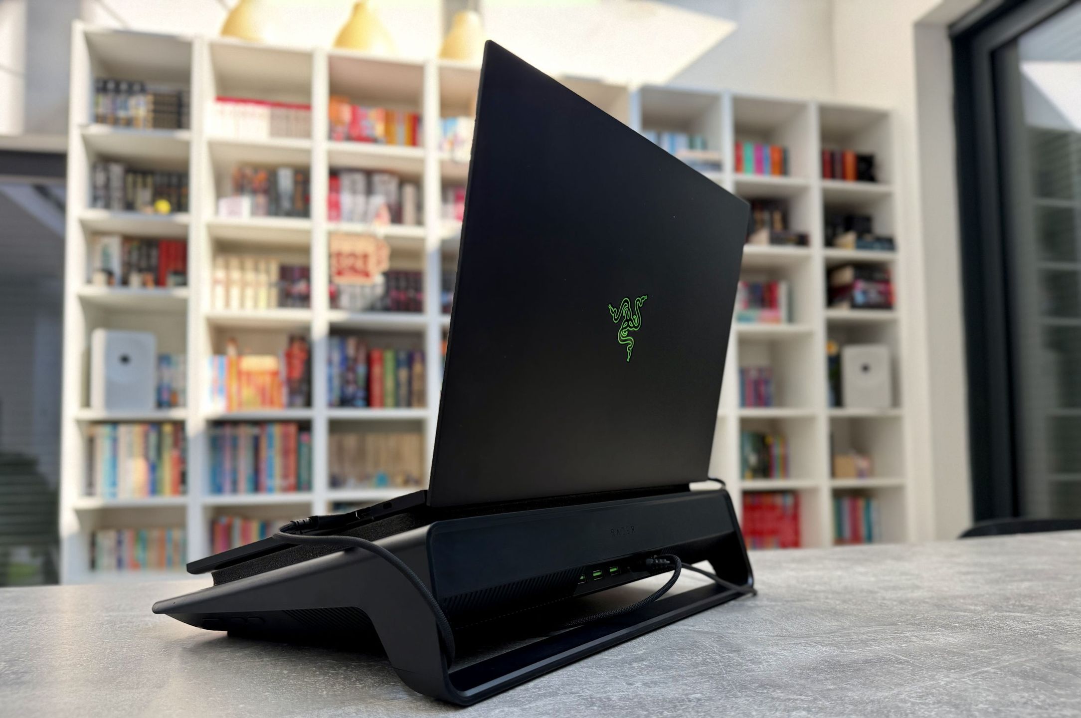 Razer Blade 16 (2026) - od tyłu na podstawce Razer
