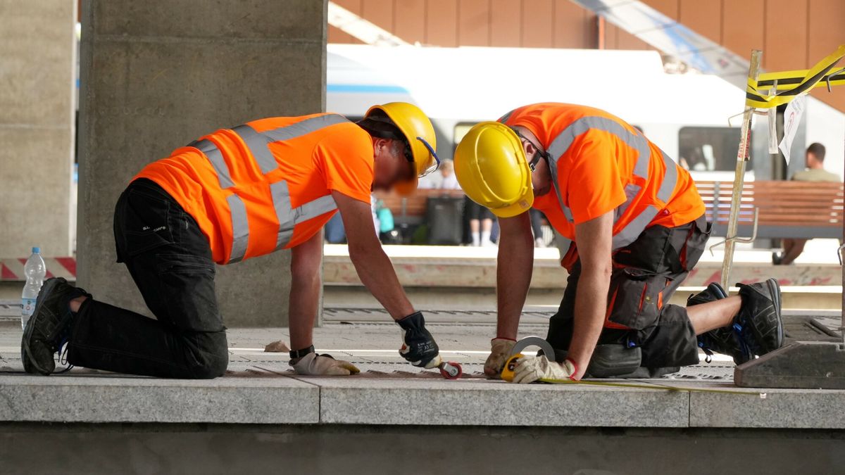 Briefing prasowy ministra infrastruktury na stacji Warszawa Zachodnia
Fot. Aliaksandr Valodzin/East News, Warszawa, 29.05.2024. 
Stacja Warszawa Zachodnia. Briefing prasowy z udzia?em ministra infrastruktury Dariusza Klimczaka pn. Nowe mozliwosci wakacyjnych podrozy pociagiem rowniez z Warszawy Zachodniej - informacja nt. rozk?adu jazdy, inwestycji PLK SA oraz oferty PKP IC.
Aliaksandr Valodzin