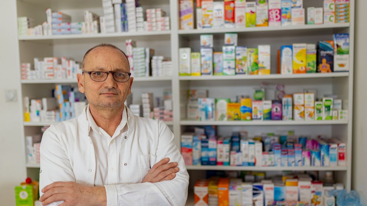 Portrait of a confident mature pharmacist
Mature pharmacist working in drugstore and looking at camera.
Dusan Stankovic