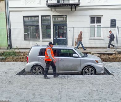 Słynne "zabetonowane" auto w Łodzi zniknęło. Kierowca wykorzystał noc