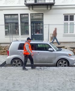 Słynne "zabetonowane" auto w Łodzi zniknęło. Kierowca wykorzystał noc
