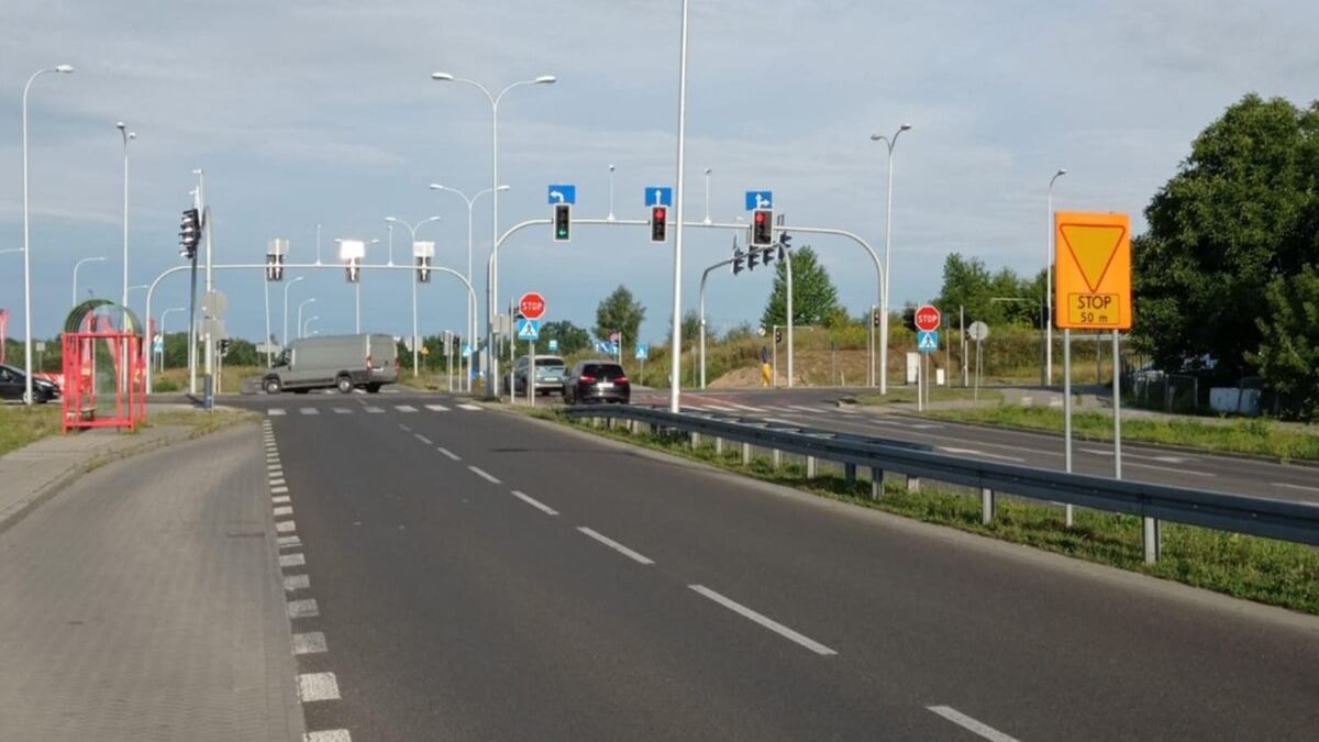 Sygnalizacja świetlna na skrzyżowaniu ul. Zelwerowicza i Bohaterów Września