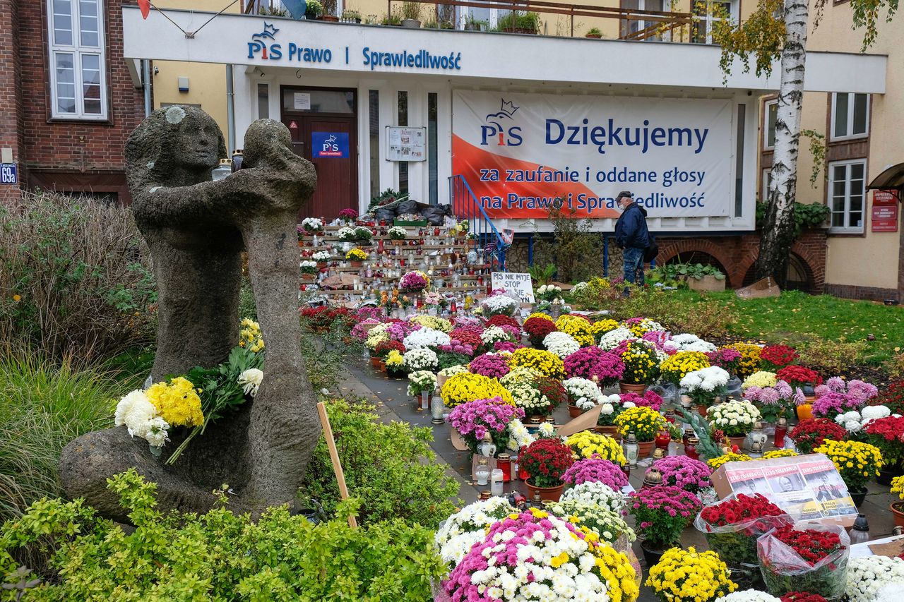 Zdjęcie dnia. Kwiaty pod siedzibą PiS w ramach protestu
