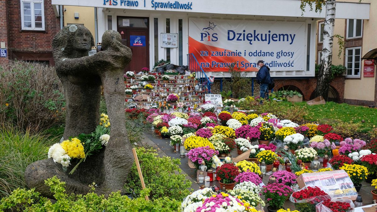 Zdjęcie dnia. Kwiaty pod siedzibą PiS w ramach protestu 1