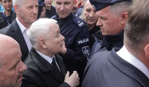 Kaczyński wrócił przed pomnik. Ze sprayem w ręku