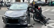 Zderzenie motocykla z autem w centrum Warszawy. Wiceminister wymusiła pierwszeństwo