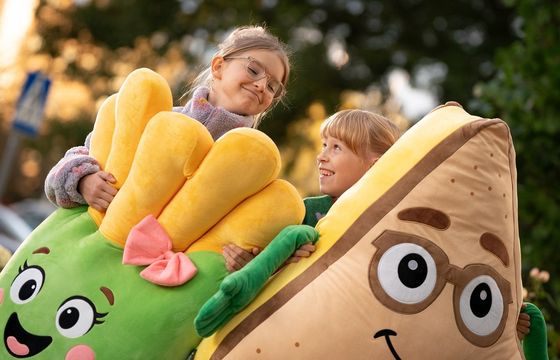 Żabka ma własny gang maskotek. Rusza z loterią „Łap GIGA Foodziki”
