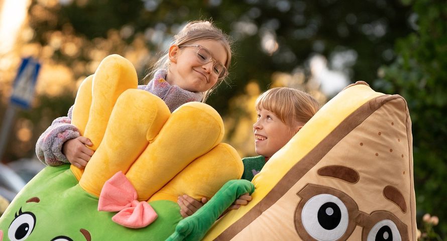 Żabka ma własny gang maskotek. Rusza z loterią „Łap GIGA Foodziki”