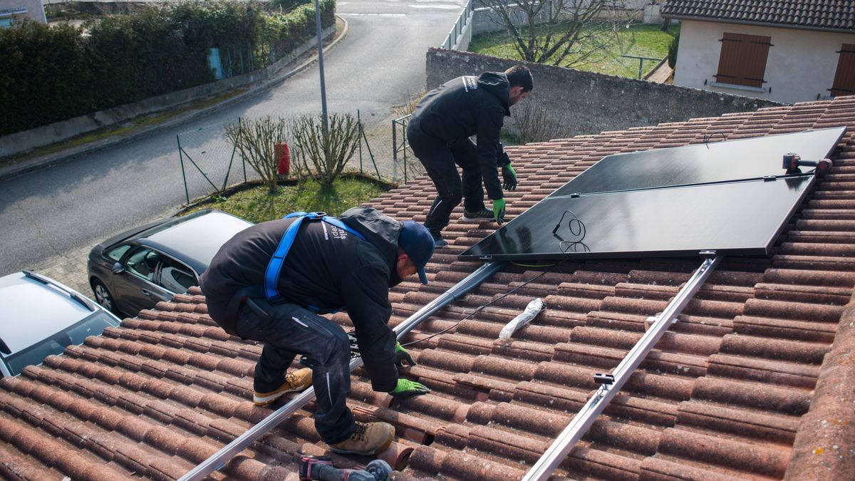 Polacy korzystający z paneli fotowoltaicznych nie kryją zaskoczenia zmianą sposobu rozliczania nadwyżki energii