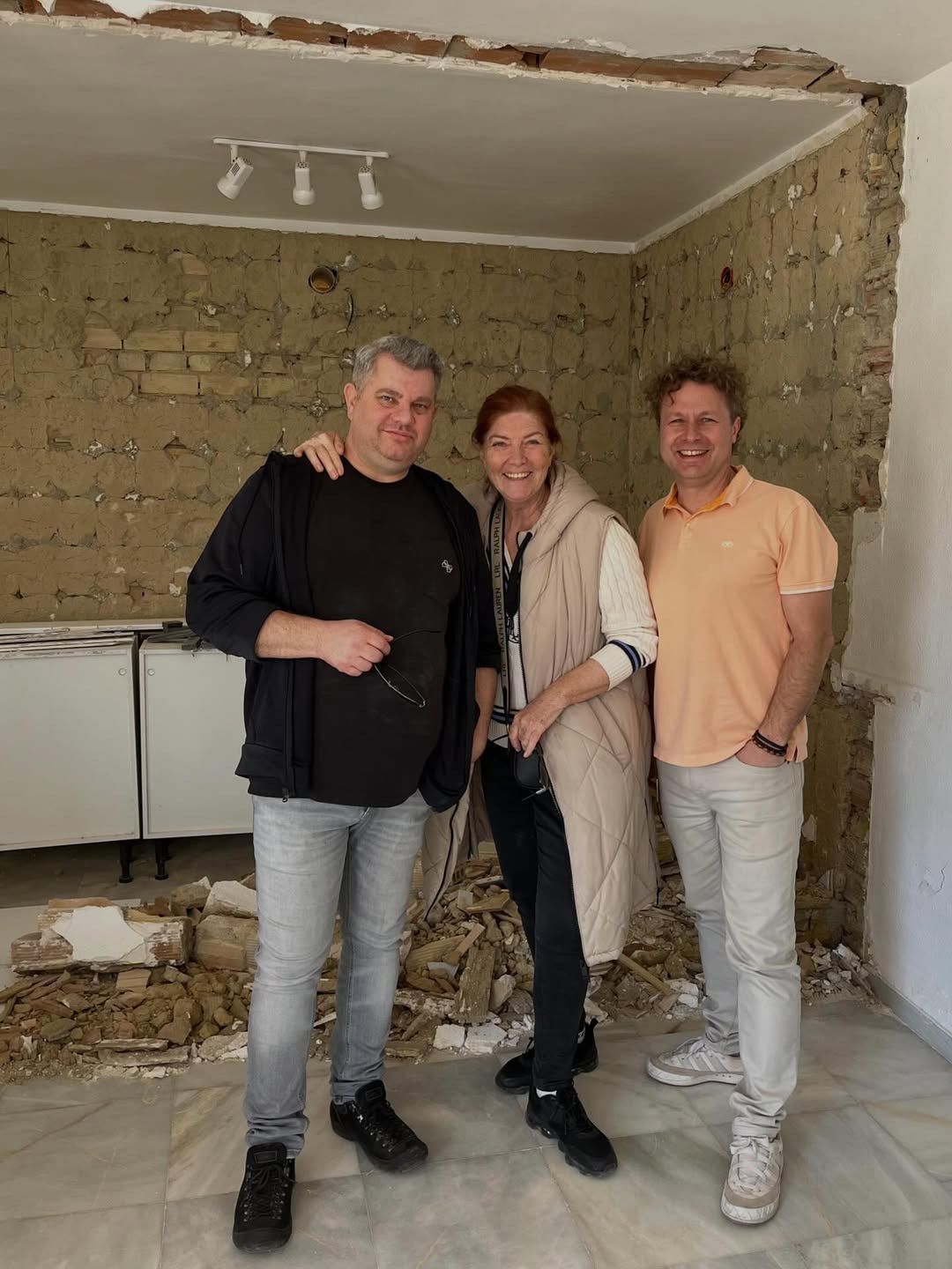 Zdjęcie Katarzyny Dowbor z członkami ekipy "Nasz nowy dom"