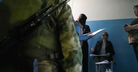 Pseudoreferenda zakończone. Miedwiediew zachwycony: "Witamy w Rosji"
