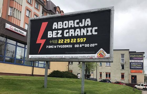 Spontaniczny Sztab Obywatelski rozkleił w Polsce plakaty „Aborcja bez granic”