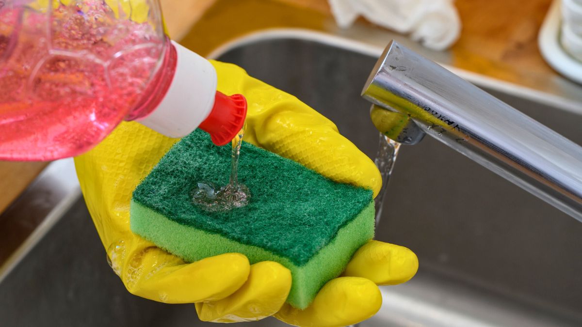 Kobieta nalewa płyn na gąbkę