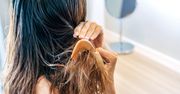 Przesuszone, zniszczone włosy? Ten trik ze skarpetką uratuje twoją fryzurę