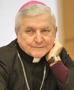 Biskup Edward Janiak łamie papieski zakaz? Media: był widziany w Kaliszu