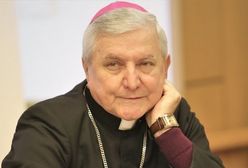Biskup Edward Janiak łamie papieski zakaz? Media: był widziany w Kaliszu