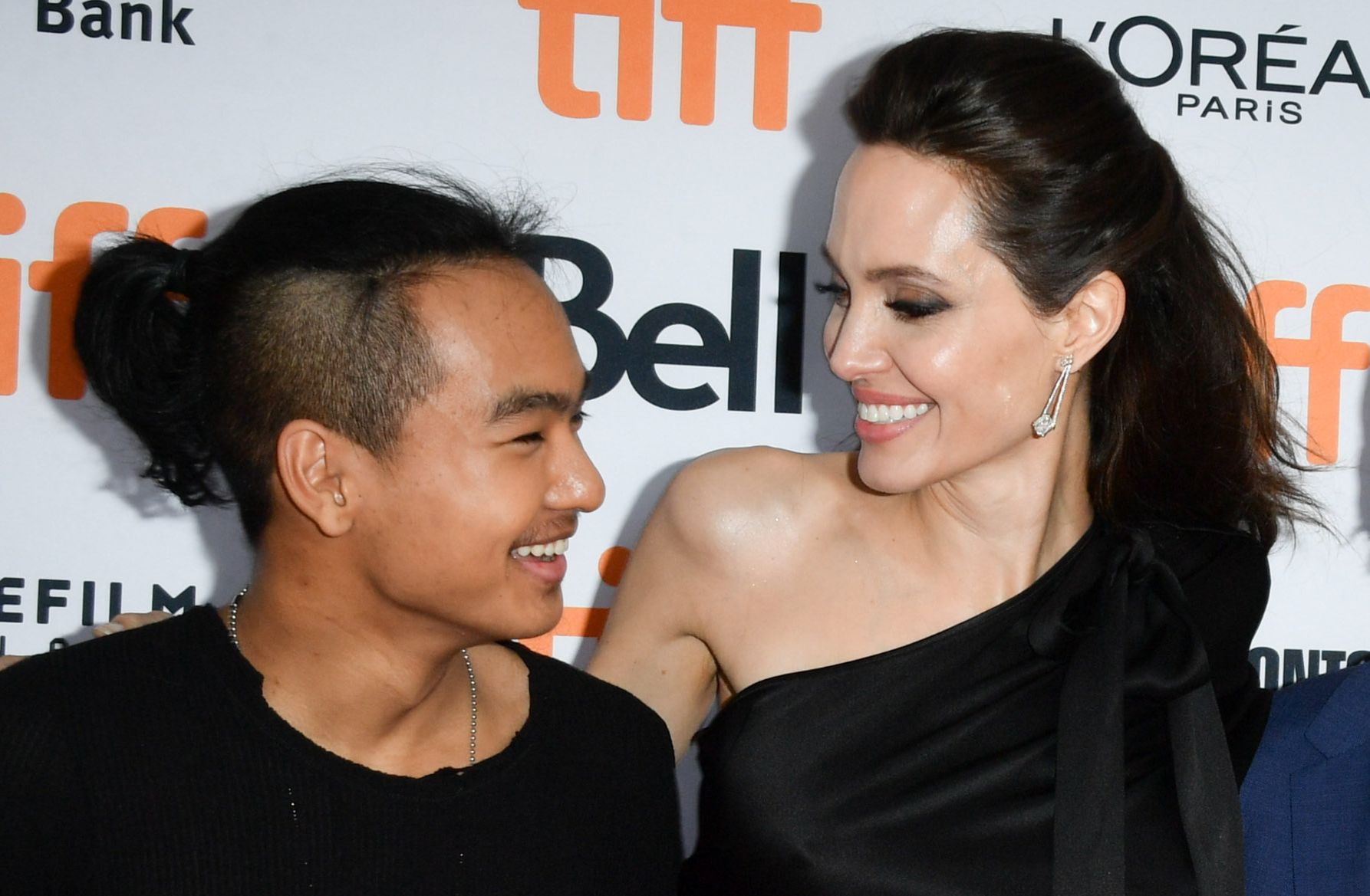 Angelina Jolie z Maddoxem w 2017 roku 
