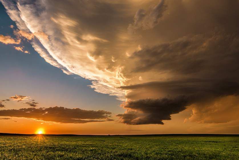 To doświadczenie skłoniło nowojorskiego fotografa do powrotu kilka lat później do Great Plains z aparatem w ręku. Tak powstał 3 letni projekt Tornado Alley: The Sky Above the Land Below obejmujący prawie 25 000 mil i dokumentujący niesamowite, burzowe krajobrazy USA.