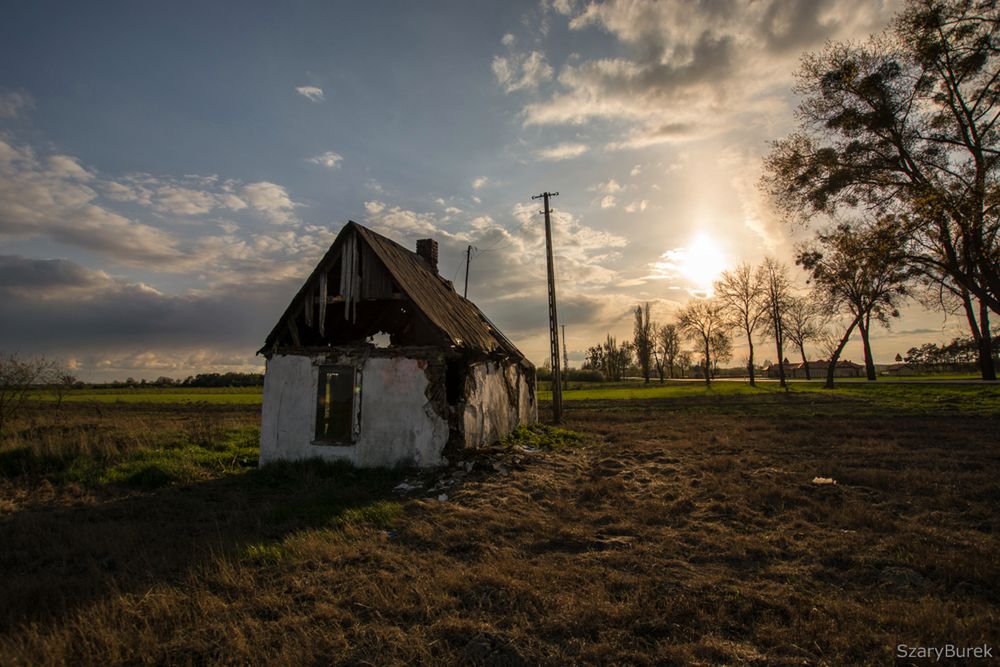 Historia pewnej chatki pod Warszawą. To tajemnicze miejsce przyciąga go od lat 13