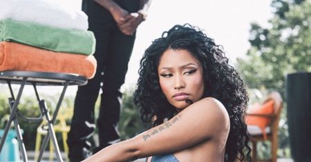 Minaj w dżinsowym bikini