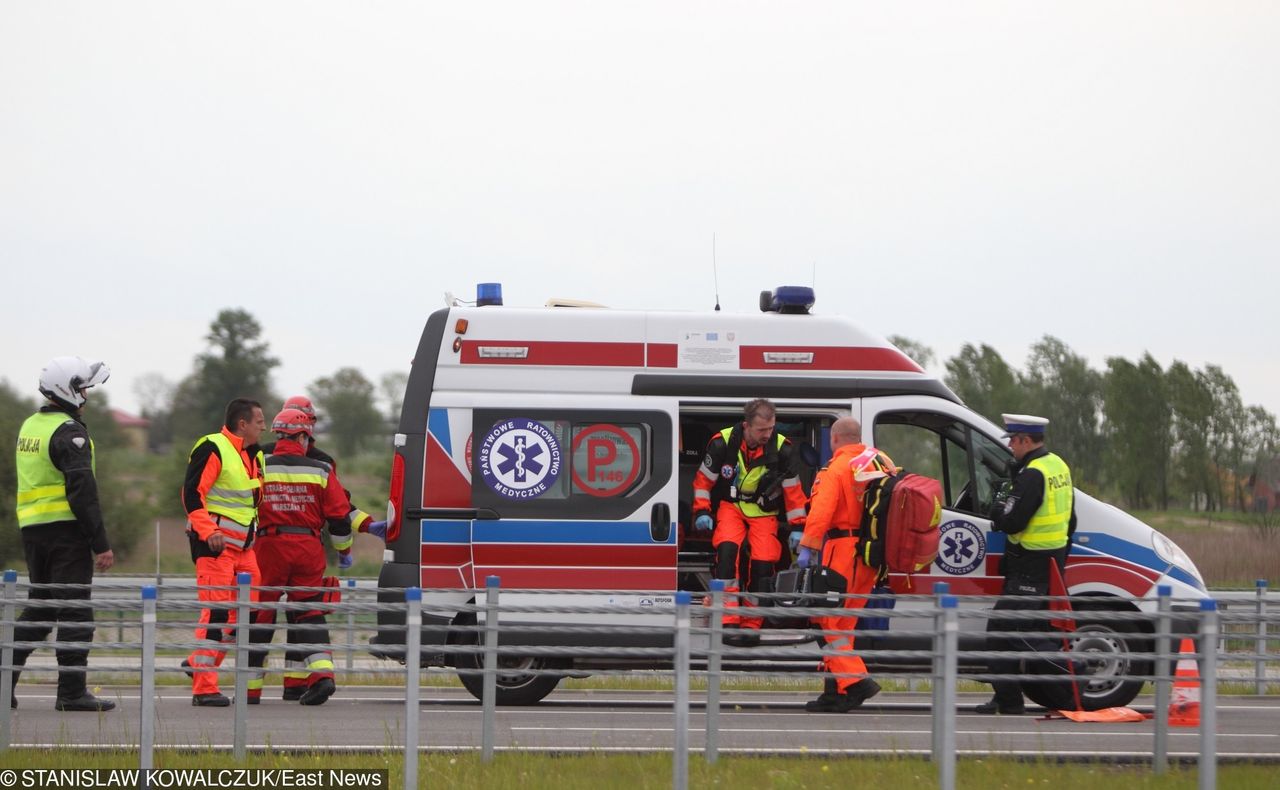 Wypadek na autostradzie A4. Zderzenie busa z samochodem osobowym