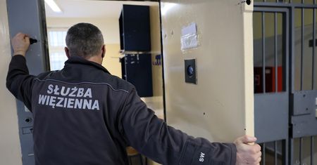 74–latka rzuciła się na bliskich z siekierą. "Umiera w areszcie śmiercią głodową"