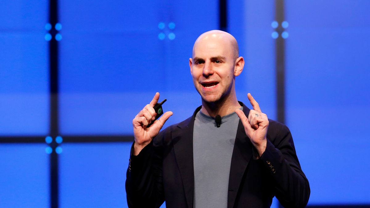 Adam Grant uważa, że kochanie tego, co się robi, może być zgubne