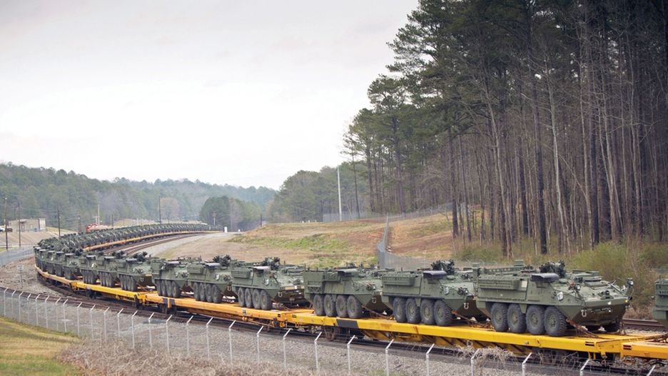Stryker podczas transportu kolejowego.