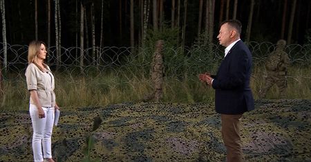 Błaszczak udziela wywiadu TVP. Nagle pojawiają się żołnierze