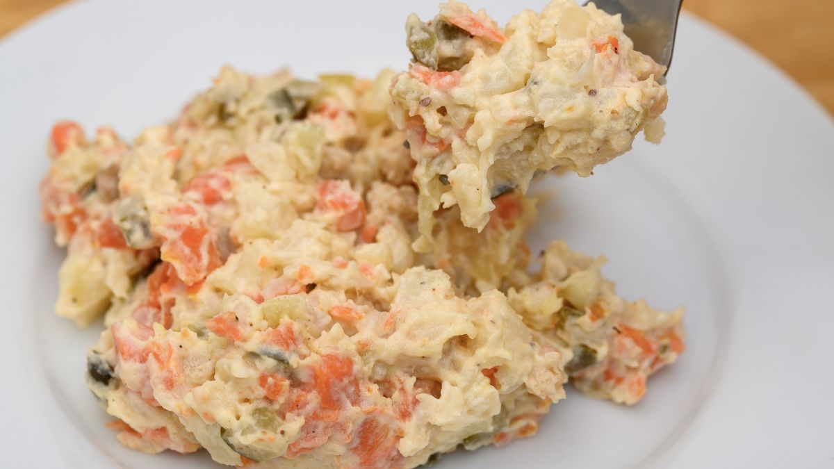 Sałatka jarzynowa nie zawsze smakuje lepiej na drugi dzień