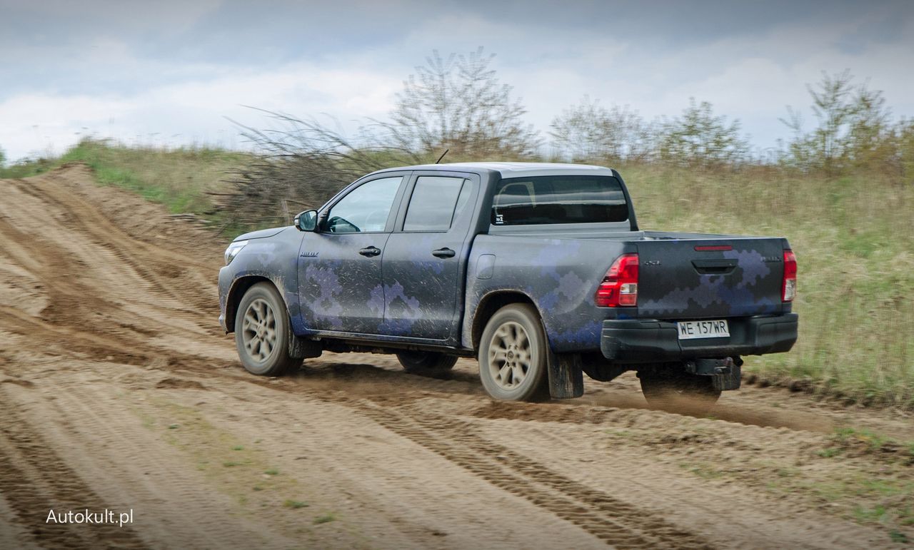 Zawieszenie Toyoty Hilux jest wystarczająco miękkie, by ze spokojem jeździć szybko w terenie, ale na tyle sztywne, by nie skończyć poza wyznaczonym szlakiem.