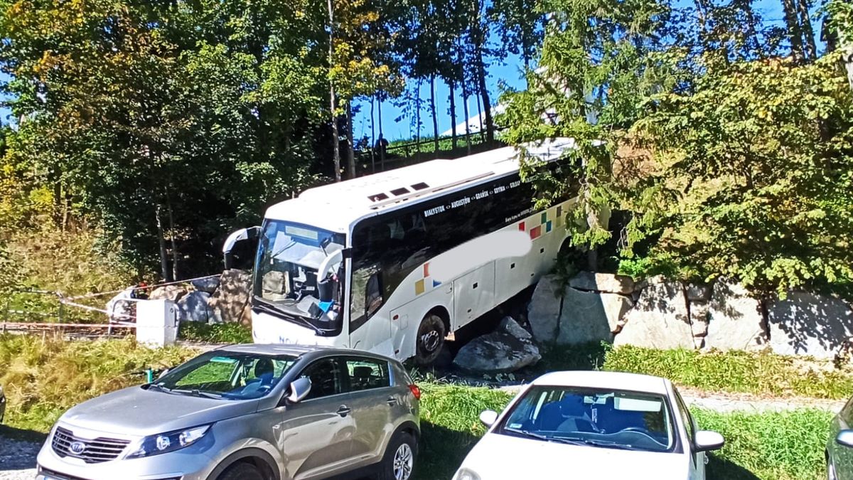  Autokar stoczył się ze skarpy w Zakopanem 