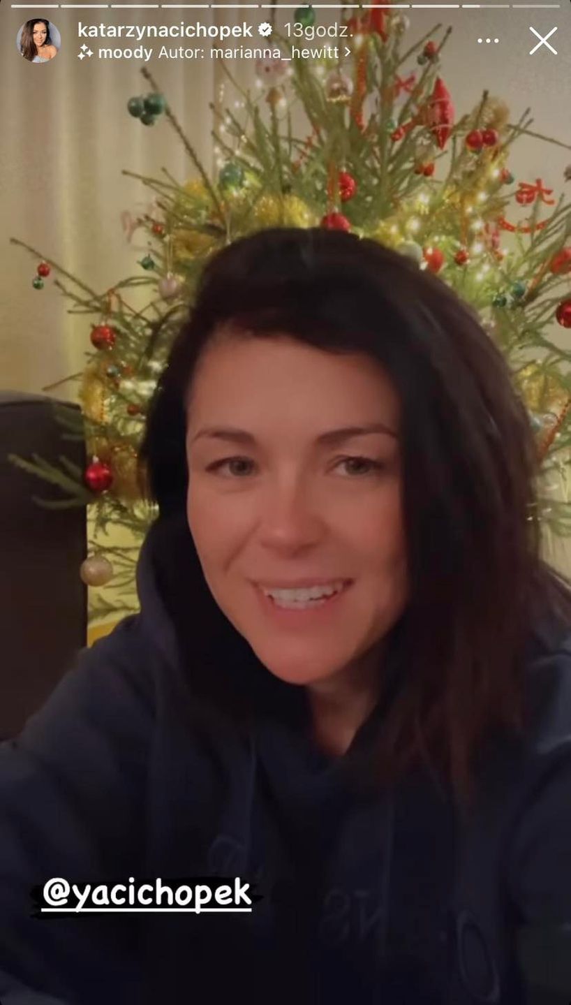 Katarzyna Cichopek bez grama makijażu siedzi przy choince
