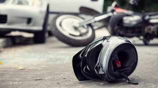 Groźny wypadek pod Bobolicami z udziałem osobówki i motocykla. Są osoby poszkodowane