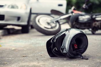 Groźny wypadek pod Bobolicami z udziałem osobówki i motocykla. Są osoby poszkodowane
