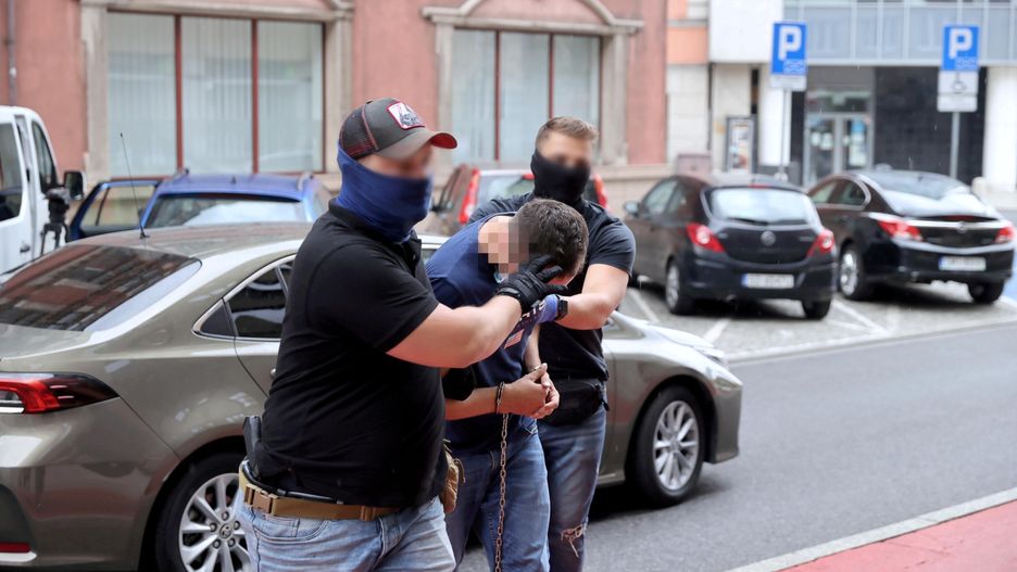 Doprowadzenie na przesłuchanie kierowcy miejskiego autobusu, który 31 lipca rano przejechał w Katowicach 19-letnią dziewczynę. (mr) PAP/Andrzej Grygiel