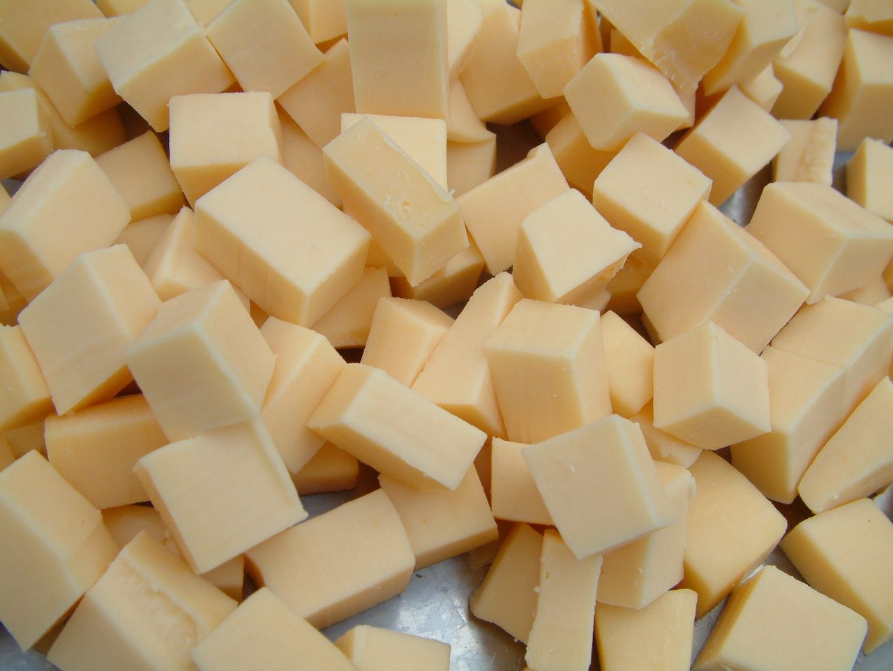 Różnice między żółtym a białym serem