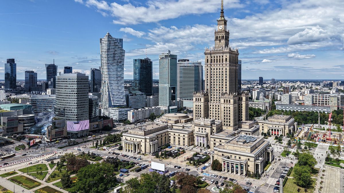 Warszawa, 22.07.2026. Na zdjęciu z drona stołeczny Pałac Kultury i Nauki, 22 bm. Trwają uroczyste obchody 71. rocznicy oddania budowli do użytku. W programie wydarzenia znalazły się m.in.: animacje dla dzieci, warsztaty plastyczne, gry i zabawy ruchowe, a także przedpremierowy pokaz filmu ?Pałac Kultury. Niekochany zabytek?, z udziałem reżyserki Jessiki Szczakiel. (amb) PAP/Leszek Szymański