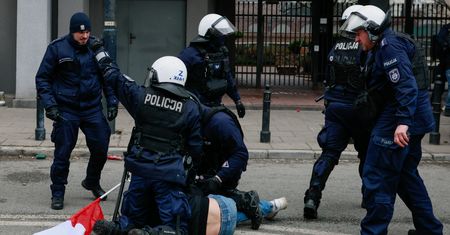 Kontrowersyjne nagrania z protestów. Jest komentarz byłego policjanta