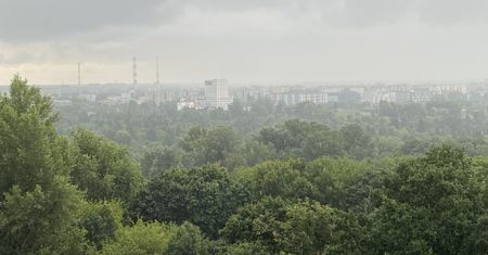 Mazowieckie. Niż z frontami atmosferycznymi i opady. Alerty pogodowe centrum bezpieczeństwa